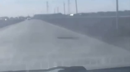 Атырау-Индер жолы ажалға апара ма? Асфальт ортасындағы шұңқырдан жүргізушілер шошып отыр