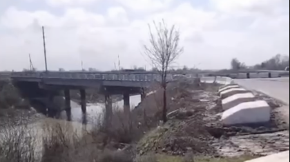 Жетісайда жол опырылып қалды: әкімдік қауіпті учаскені бақылаусыз қалдырған