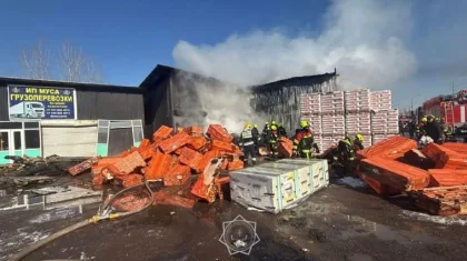 Алматыда барахолка базарындағы қоймадан ірі өрт шықты