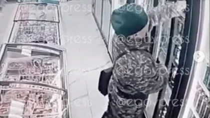 «Ақшасын төлеп кетсін»: Алматыда сарбаздың дүкеннен сыра ұрлаған сәті камераға түсіп қалды