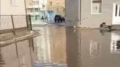 Көкшетауды тағы су басты: Көпқабатты үйлердің алды көлге айналды