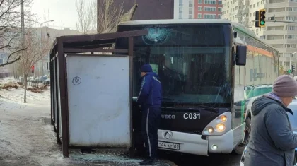 Астанада автобусы аялдамаға соғылды