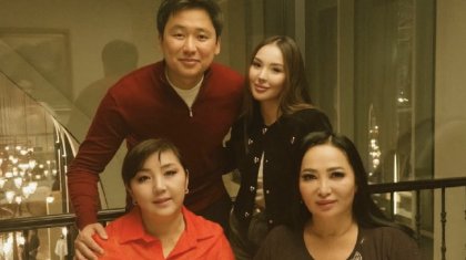 «Бір-біріне қабақ шытқанын көрмедім»: Гүлзира Айдарбекова ұлы мен келінін айтып мақтанды (ВИДЕО)