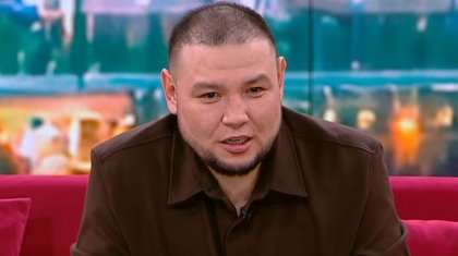 «Ем қабылдауға мәжбүр болдым»: Танымал әнші көрінбей кетуінің себебін айтты