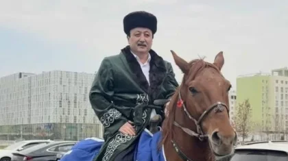 Түркістан жұрты Жүрсін Ерман мен Аманжол Әлтайға ат мінгізді (ВИДЕО)