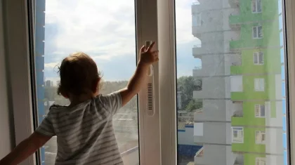 Қарағандыда 3 жасар бала терезеден секіріп кетті