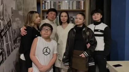 «Мамам мен папам үйде, төсекте…»: Қайрат Нұртастың үлкен ұлы көпшіліктің алдында күлкіге қалды (ВИДЕО)