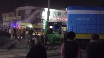 «6 адам зардап шекті»: Алматы облысында автобус пен пойыз соқтығысты