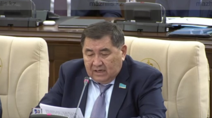 Алдарыңа бір уыс топырақ: Мәжілісте теріс ағым өкілдеріне қатаң үндеу жасалды