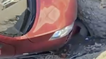 Қарағандыда шұңқыр емес - жолдағы қауіп: көлік жартылай жұтылды