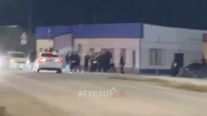 Атырау облысында бір топ жігіт полицейлерді соққыға жыққан (ВИДЕО)