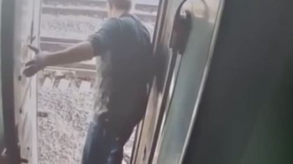 Ресейде ер адам жолсерікті пойыздан итеріп құлатқан (ВИДЕО)