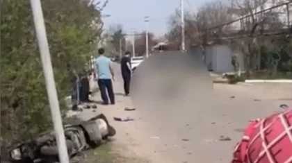 Алматы маңында жеңіл көлік пен мопед соқтығысып, 1 адам көз жұмды (ВИДЕО)