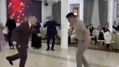 «Биді әбден сағыныпты»: Түрмеден шыққан Мейіржан Төребаев тойда көзге түсті (ВИДЕО)