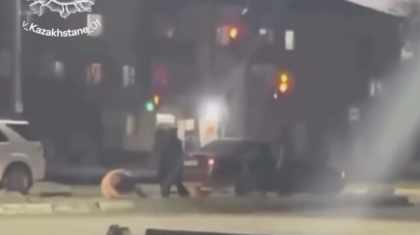 Сәтбаевта көшенің қақ ортасында ер адамды жабылып соққыға жыққан