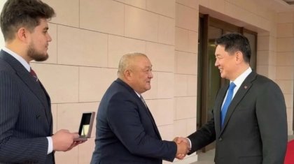 «Сондай қуаныштымын!»: Моңғолия Президенті қазақ блогерімен кездесті (ВИДЕО)