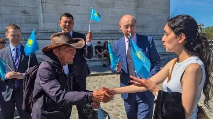 Ұлытаудан Парижге: 76 жастағы ақсақал 3 мың шақырым жол жүріп, әлемді таңқалдырды (ВИДЕО)