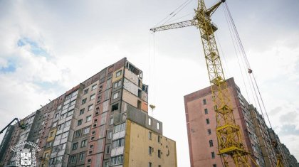 Өскеменде көпқабатты үйдің шатырынан ер адам құлап кетті