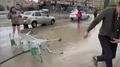 Ақтөбеде жаңбырдан кейін жұрт арбамен «жүзе» бастады