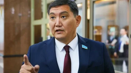 Депутат Базарбек 900 мың теңге жалақының өмір сүруге жетпейтінін айтты