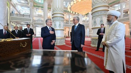 «Өзбекстан Президентінің тартуы»: Тоқаев пен Мирзиёев Түркістандағы жаңа мешітті аралады (ВИДЕО)