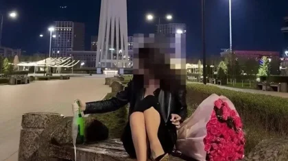 Астанадағы Бәйтерек маңында шампан шашқан блогер жазаланды