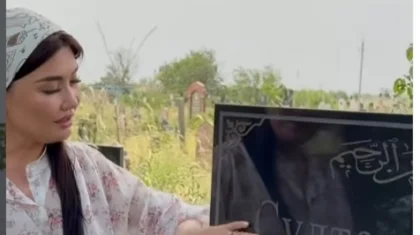 «Мұнысы несі?»: Зират басында ән салған Зарина Омарованың әрекеті көпшілікті шошытты (ВИДЕО)