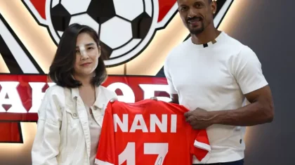Луиш Нани стадионда жарақат алған жанкүйерге жейдесін сыйлады