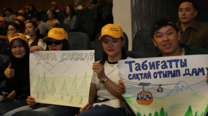 Алматыда өткен қоғамдық тыңдауда жастар плакаттармен Almaty Superski жобасын қолдады