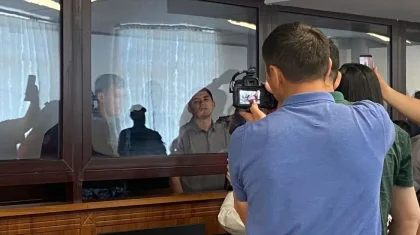 Атыраудағы отбасы өлімі: Сотта ерлі-зайыпты көмілген жерден кадрлар көрсетілді