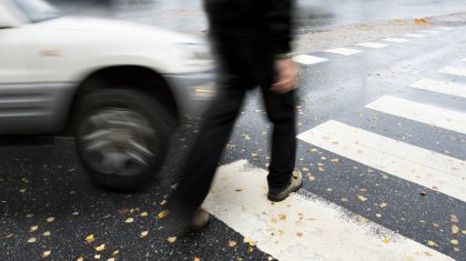 Жағдайы ауыр: Семейде жеңіл көлік жаяу жүргіншіні қағып кетті