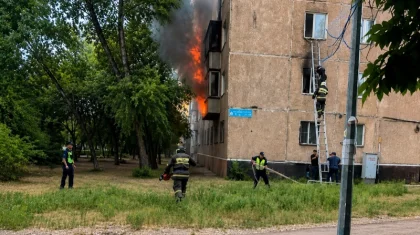 Павлодарда өртеніп жатқан үйдің терезесінен секірген қыз көз жұмды
