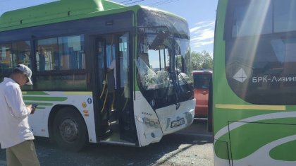 «6 адам ауруханаға түсті»: Атырауда екі автобус соқтығысты