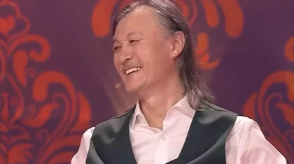 «Қай жеріммен суретке түсіп жатсың»: Ұлықпан Жолдасов тойда көпті күлкіге қарық қылды (ВИДЕО)