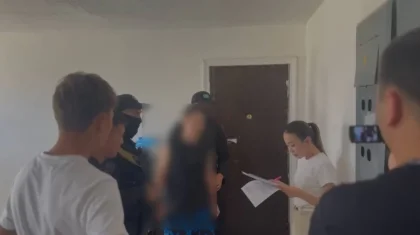Жетісуда ер адам 15 жастағы қызды интим суреттерімен бопсалаған