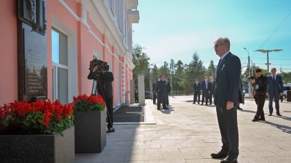 Президент майдангер Кемел Тоқаевқа арналған ескерткіш тақтаға гүл шоғын қойды