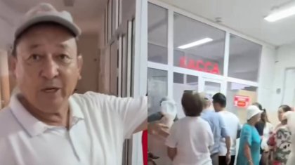 «Кезек өтіретін болды»: Арыстағы ауруханада жүздеген халық жалғыз кассаға телміріп отыр