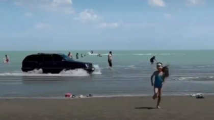 Балқаштағы жағажайда жүргізуші көлік айдады