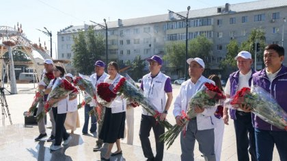 «Әділет» сайлауалды штабының Абай облысындағы жұмыс сапары ұлы ақынның ескерткішінен басталды
