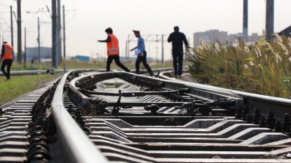 Ақмола облысында ер адам қозғалып бара жатқан вагонның астына түсті