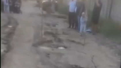 Алматыда су мен кәріз тартқаннан кейін жол ойран болып қалған: тұрғындар шұңқырға шағымданды