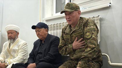 «Кешіріңіздер, қорғай алмадық»: Қорғаныс министрі қаза тапқан сарбаздар отбасыларының алдында тізерлеп отырды (ВИДЕО)