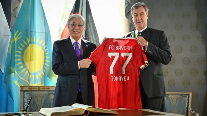 Қасым-Жомарт Тоқаевқа мюнхендік «Бавария» жейдесі сыйға тартылды