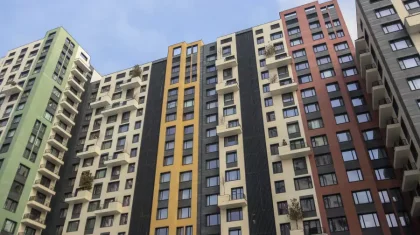 Оралда көпқабатты үйдің төбесінен құлаған екі жасөспірім мерт болды