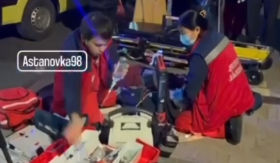 Астанада әйел көшеде көз жұмды: жедел жәрдем 18 минуттан кейін жеткен (ВИДЕО)