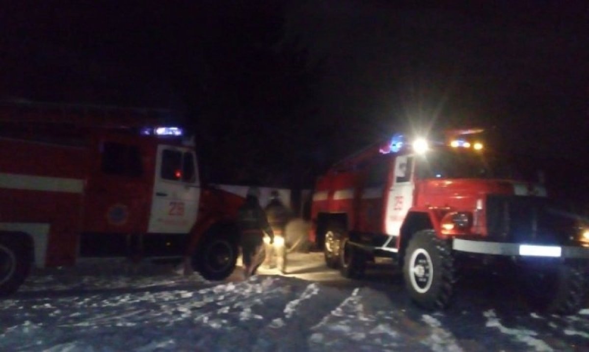 Пожарные предотвратили взрыв газовых баллонов в Павлодарской области