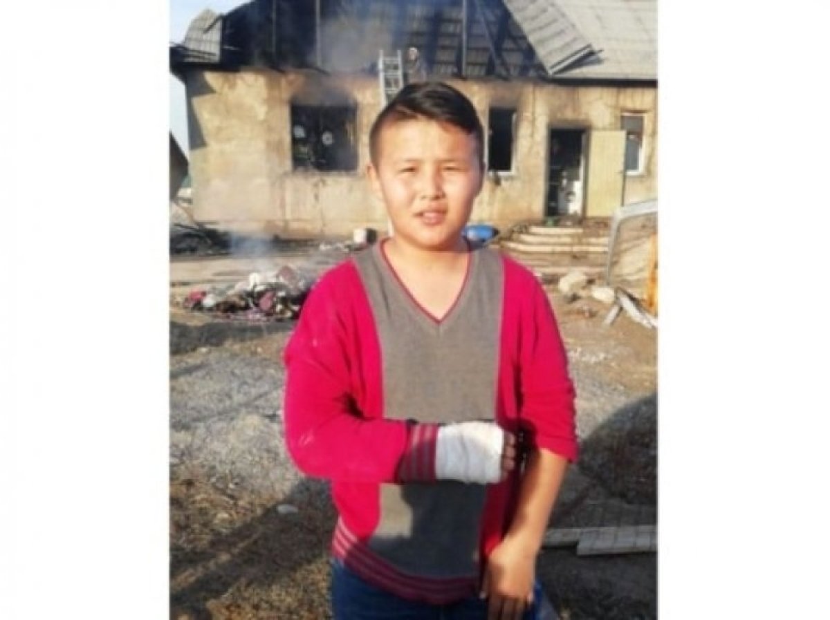 «Настоящий герой»: 13-летний подросток вынес из горящей времянки двух соседских малышей в Шымкенте