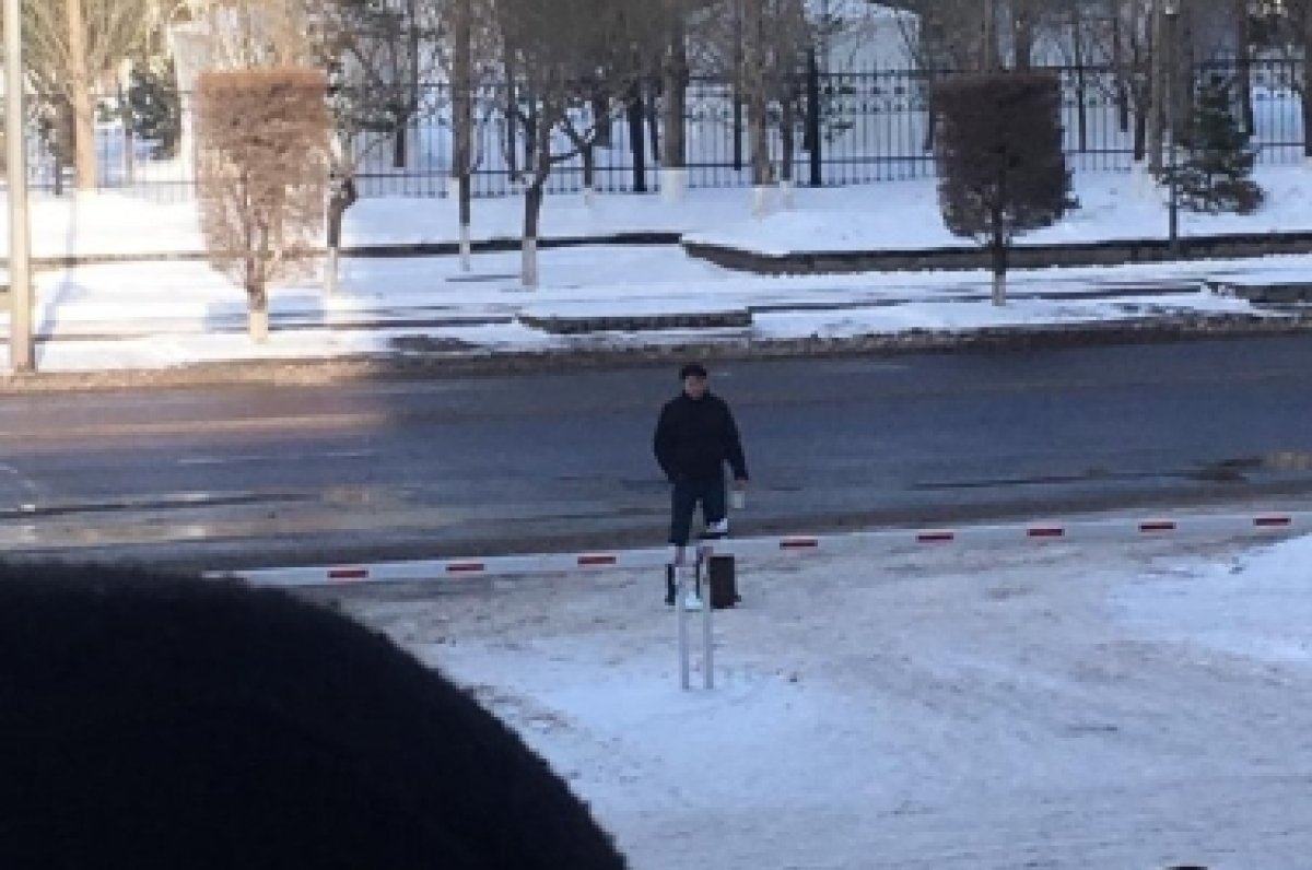«Жарып жіберемін»: Астанадағы Қонаев көшесінде ер адам қолына газ баллонын ұстап тұр (ВИДЕО)