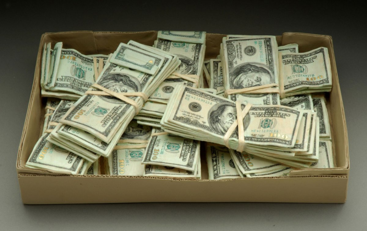 Ерлі-зайыптылар сатып алған ескі диванның ішіне 43 мың доллар жасырылған