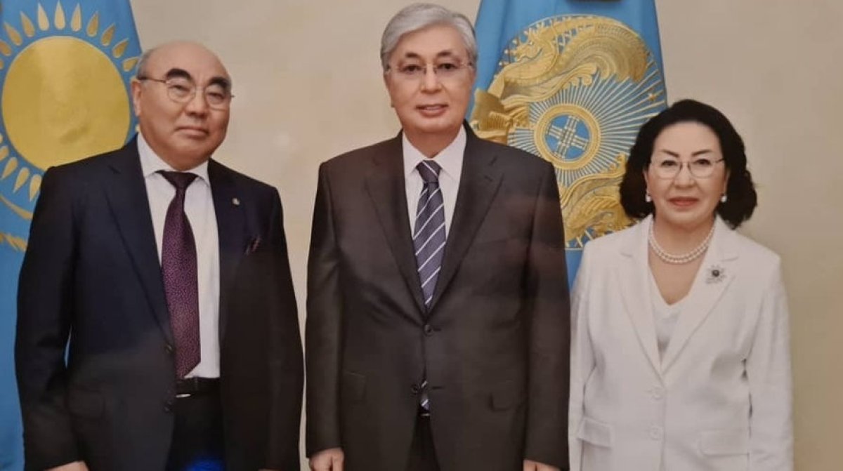 Тоқаев Қырғызстанның экс-президенті Ақаевты жұбайымен қабылдады